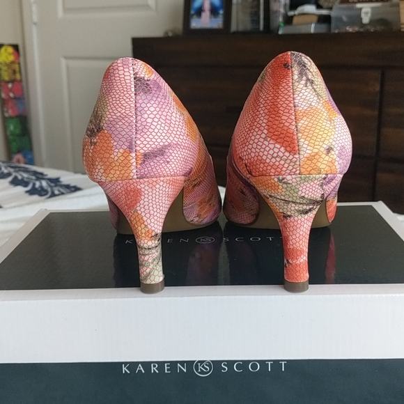 Karen Scott Womens Clancy Pointed Toe Classic Pump - Picture 5 of 15